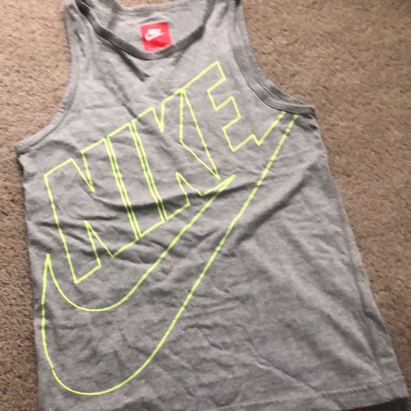 Nike active wear shirt - Picture 1 of 1